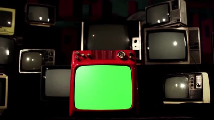 许多老式电视中带有绿色屏幕的旧红色电视机。4K。