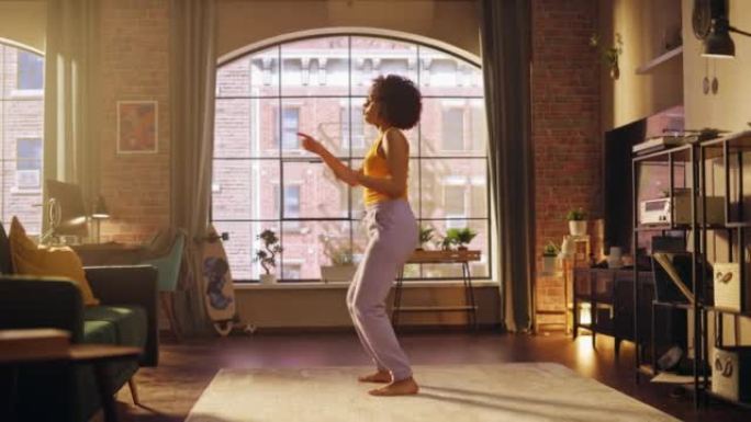 不同的多民族年轻黑人女性穿着休闲服跳舞，在阁楼公寓里玩得开心的肖像。为社交媒体录制有趣的病毒视频。