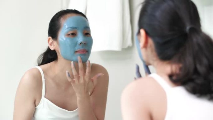 在浴室里戴蓝色面罩的女人