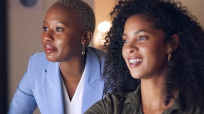 培训，计算机和商业女性在黑暗的办公室里谈论公司网站的管理。非洲工人在加班期间谈论，计划和制定公司战略
