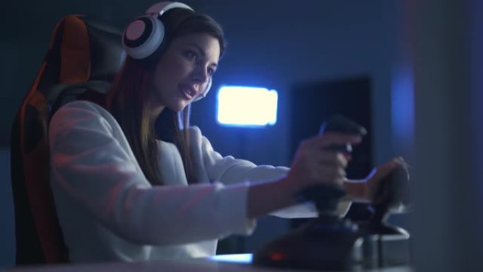 职业少女玩家在暗室玩电子游戏