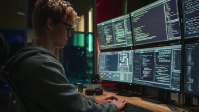 男性网络安全实习生在台式电脑上编写代码，办公室安装了专业的六台显示器。年轻的高加索人监视数据公司的数