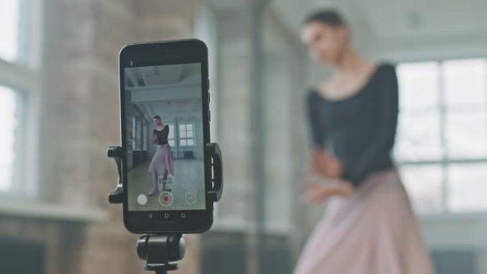 芭蕾舞女演员在智能手机上拍摄自己的舞蹈