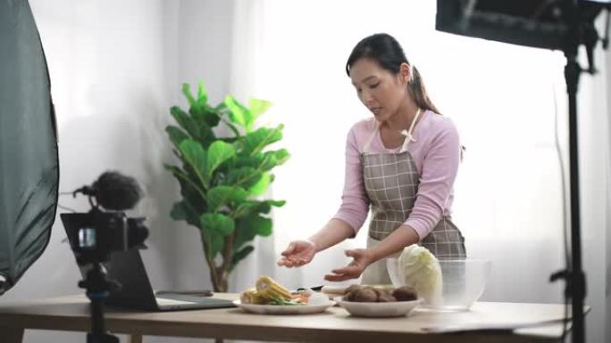 亚洲女性视频记录器制作关于互联网烹饪的社交媒体视频