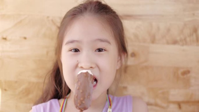 可爱的小女孩吃冰淇淋