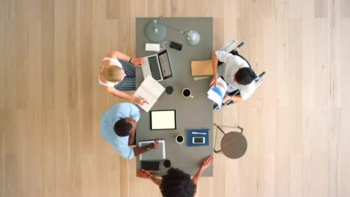 平板电脑空白屏幕，商务会议和具有多媒体技术的人，用于品牌，数字营销或广告应用程序。企业B2B团队合作