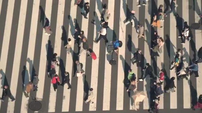 人们在银座十字路口的人行横道上行走，慢动作