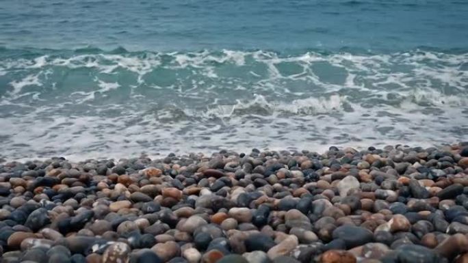 随着海浪的到来，沿着海滩海岸经过