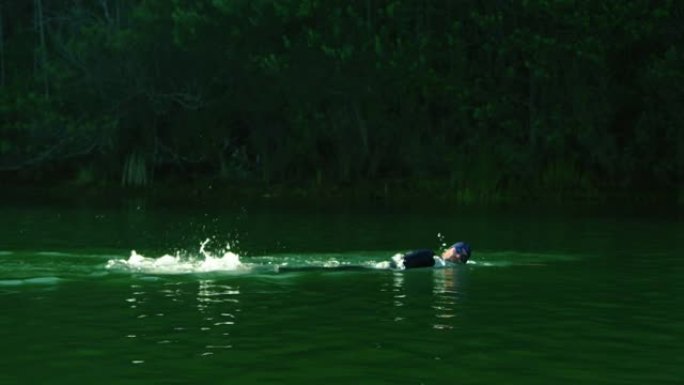 男子在湖中游泳自由泳锻炼身体游泳比赛