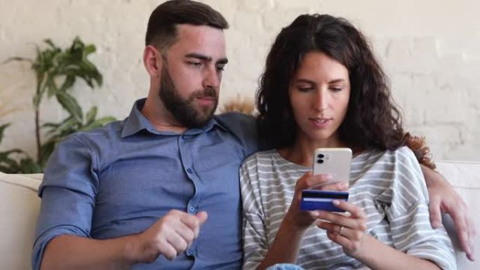 千禧一代夫妇在互联网上购买信用卡和智能手机