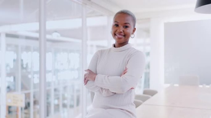 幸福，面孔和黑人妇女在办公楼的业务管理，领导和愿景。肖像，双臂交叉和专业年轻女性在创业公司获得成功，