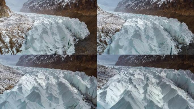 雪白冰川躺在高原山谷