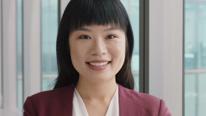 肖像亚洲商界女性微笑着看起来自信的独立女性在办公室行政人员享受成功的企业领导职业生涯公司经理在工作