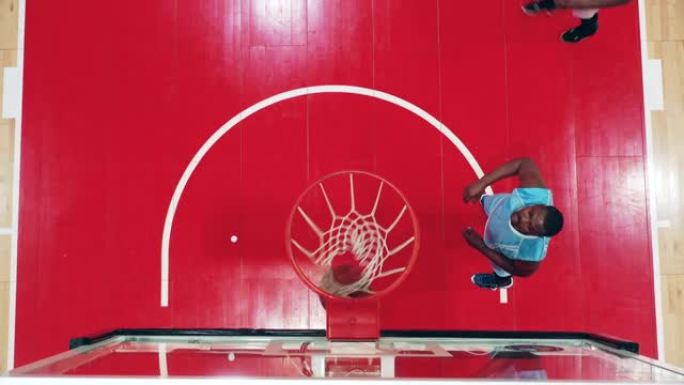 两名篮球运动员在俯视图中竞争