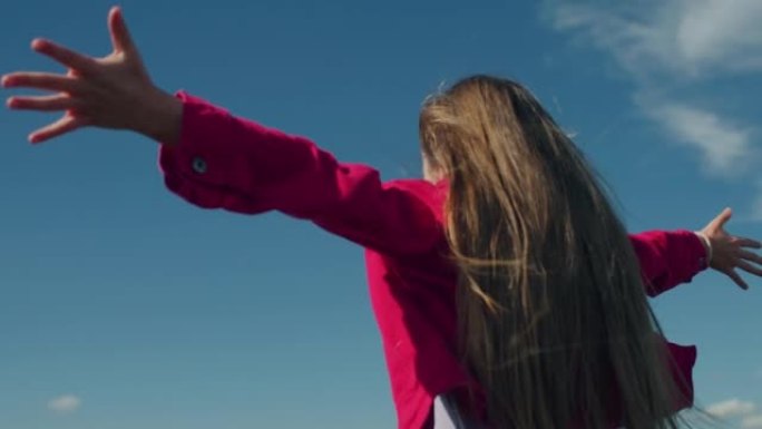 年轻女孩移动长发怀抱天空感受自然自由自在