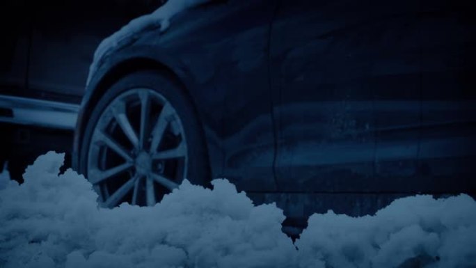 黄昏时在厚厚的雪中驶过汽车