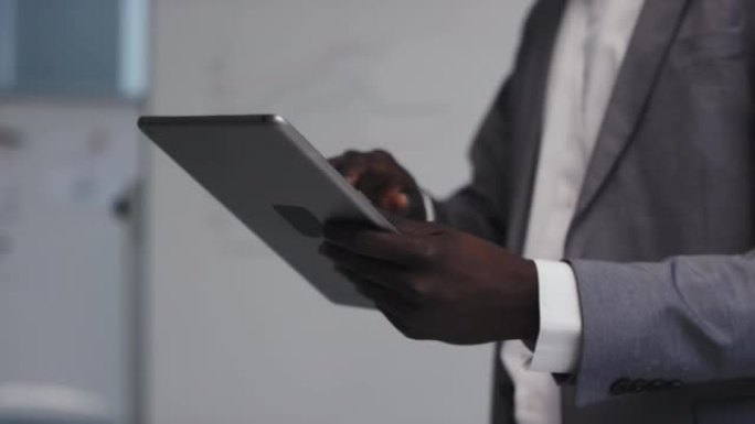 黑人在演示过程中使用数字平板电脑