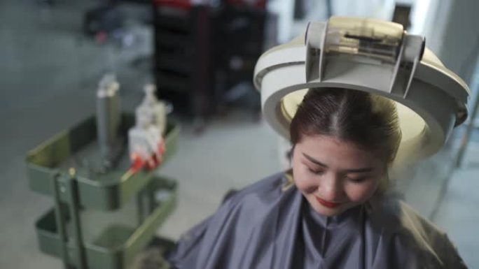 亚洲中国女性在美发沙龙接受热气和保湿治疗