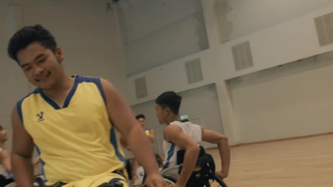 轮椅篮球运动员在练习赛中投篮。