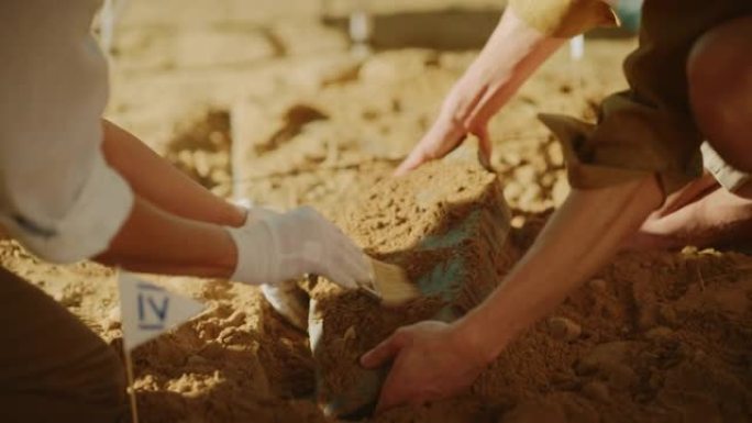 考古挖掘现场: 两位伟大的考古学家在挖掘现场工作，仔细清理，举起新发现的古代文明文化文物，历史悠久的