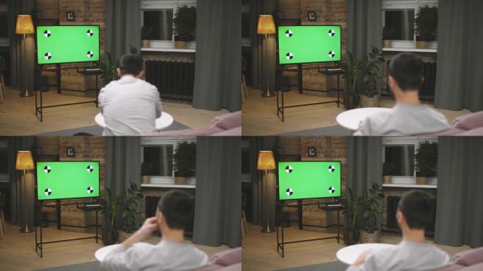 男人在电视上看足球