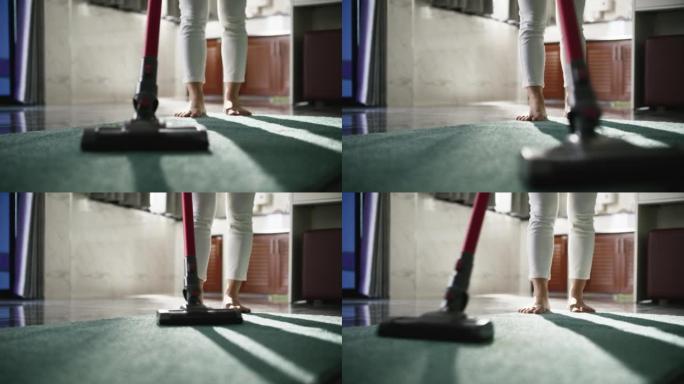 特写: 女人用吸尘器清洁地板