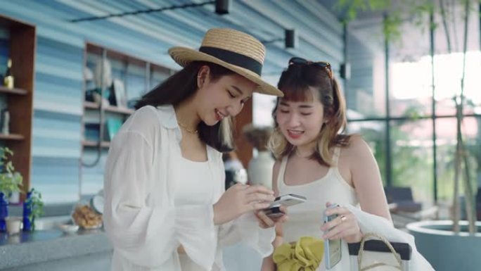 快乐的女人和朋友在智能手机上寻找景点。