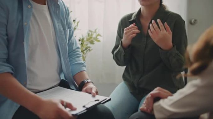 接受团体心理治疗的高加索人和混血妇女