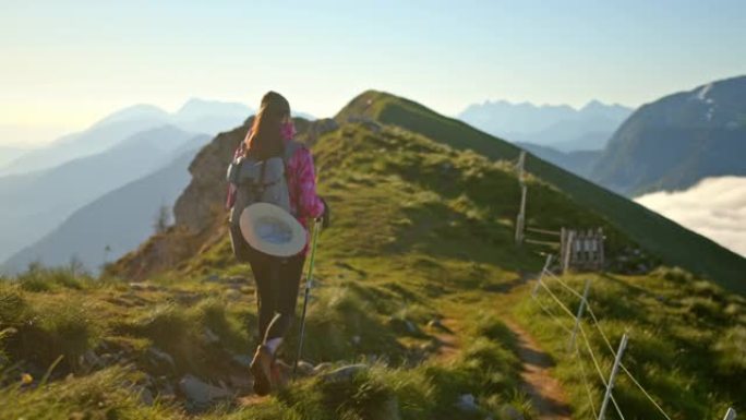 SLO MO年轻女子背着背包走在山顶