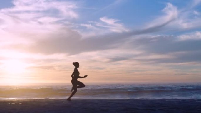 日落时沿着海滩跑步的运动员的健身，精力和健康的生活方式。运动运动女性剪影户外训练，早期有氧运动练习速