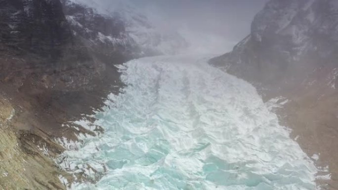 雾中的冰川和冰湖非常梦幻