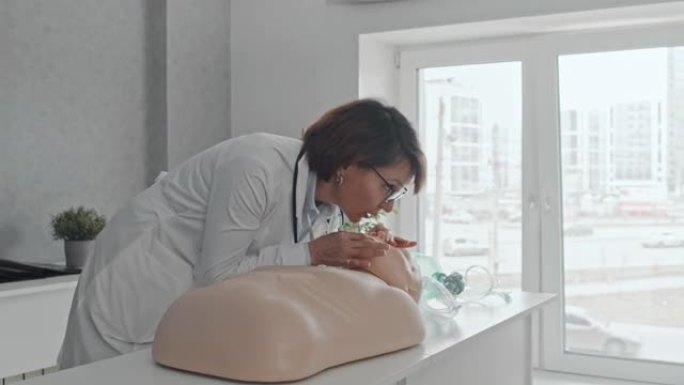 医生向学生演示CPR流程