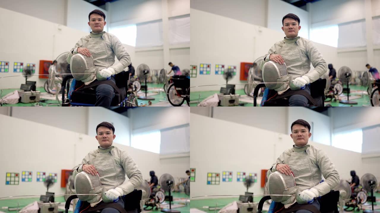 轮椅击剑运动员训练。