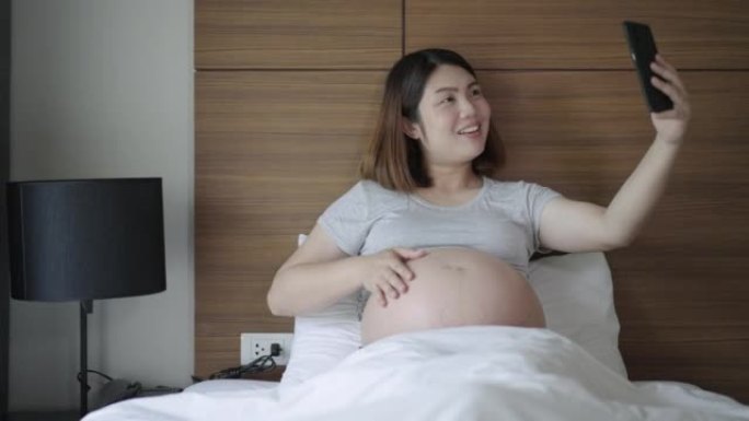 孕妇视频打电话给丈夫，并向婴儿展示肚子