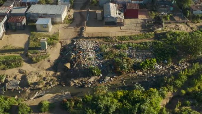 水污染。非洲非正式定居点附近水域中可怕的塑料污染的鸟瞰图