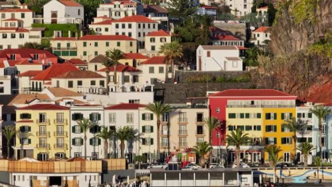 舒适的度假村，周围有五颜六色的房子和山脉 -- 葡萄牙马德拉蓬塔多索尔