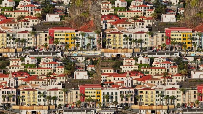 舒适的度假村，周围有五颜六色的房子和山脉 -- 葡萄牙马德拉蓬塔多索尔