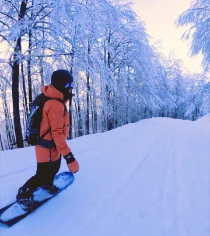 快乐女滑雪者骑新鲜粉末雪