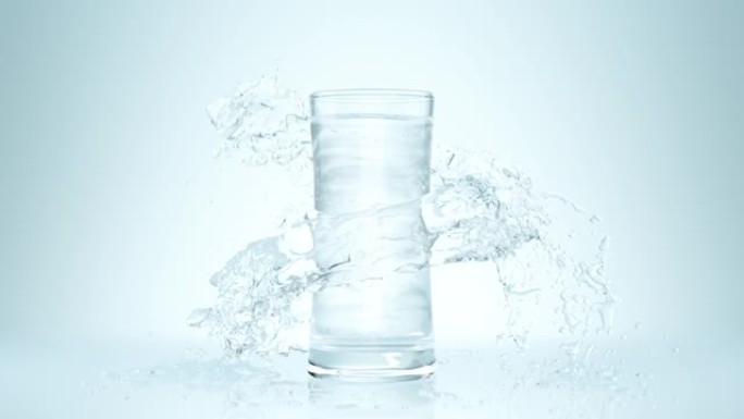 纯净水流向白色背景上的水杯并飞溅。旋转透明的水和玻璃上的液滴。美丽的抽象纯净喷水波。特写清凉饮料无酒