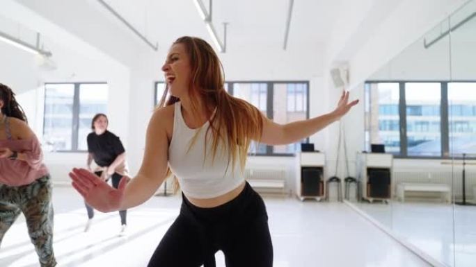 展示健身舞蹈的年轻女子在健身房上课