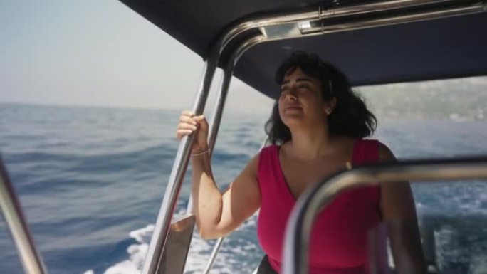 从船上欣赏风景的女人
