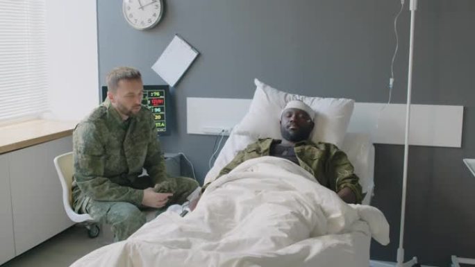士兵看望住院的朋友