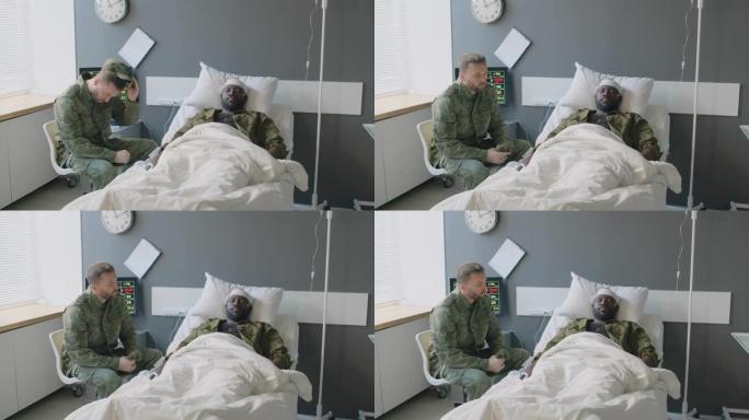 士兵看望住院的朋友