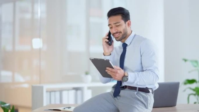 在办公室的数字平板电脑上浏览时，商人在电话上聊天。专门的销售主管和年轻专家与公司的客户沟通项目计划和