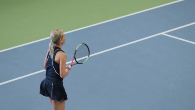 女子网球运动员在锦标赛期间用球拍击球。职业女运动员罢工成功。世界体育锦标赛。慢动作高角度宽镜头