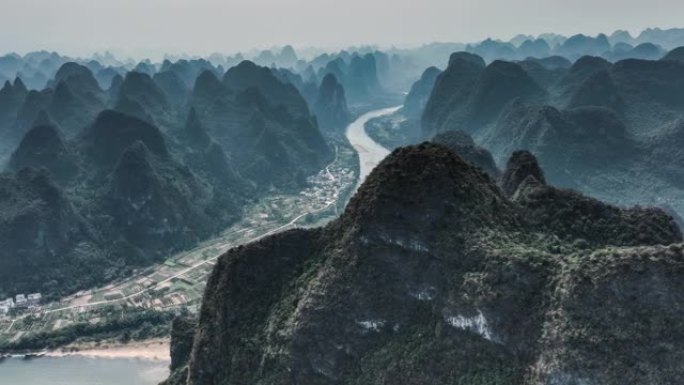桂林的群山点缀着村庄和河流