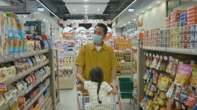 亚洲家庭在当地超市散步。