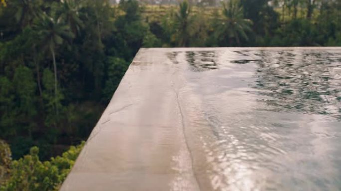 豪华酒店度假村游泳池，可欣赏热带丛林棕榈树度假概念4k