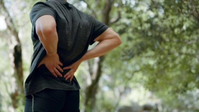 跑步，健身损伤和男子背痛，紧急情况或肌肉拉伤，同时做运动，训练或有氧运动。自然公园锻炼中的运动损伤，