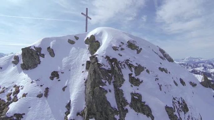 空中: 在雪山顶上交叉